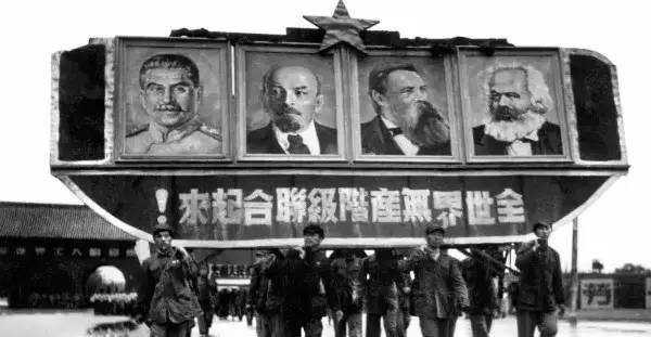1950年五一劳动节游行队伍高举马克思、恩格斯、列宁、斯大林巨像